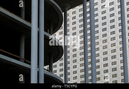 Leipzig, Deutschland. 23 Apr, 2019. Der Abbau des Gerüstes macht die geschwungene Fassade des neuen Sitz der Sächsischen Aufbaubank (SAB) sichtbar. Die Sächsische Aufbaubank (SAB) ist derzeit in Dresden und ab 2020 bis zu 600 Mitarbeiter sind in den neuen Hauptsitz in Leipzig zu bewegen. Der Bau wird voraussichtlich rund 161 Millionen Euro kosten. SAB ist eine 100%ige Tochtergesellschaft des Freistaates Sachsen. Kredite: Jan Woitas/dpa-Zentralbild/dpa/Alamy leben Nachrichten Stockfoto