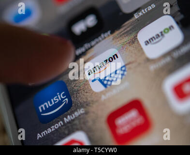 Berlin, Deutschland. 23 Apr, 2019. Abbildung - das Logo der App Der online Shop von Amazon auf dem Display eines Smartphones gesehen werden kann. Credit: Monika Skolimowska/dpa-Zentralbild/dpa/Alamy leben Nachrichten Stockfoto