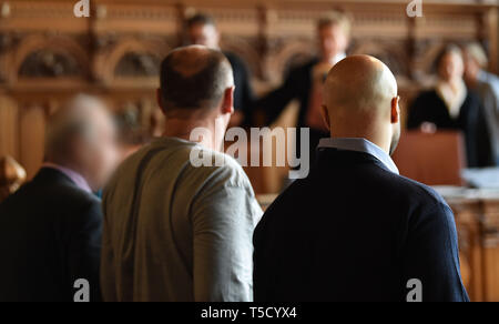 Bremen, Deutschland. 24 Apr, 2019. Die Beklagten (R, L) und ein Dolmetscher (M), stand am Eingang der Richter. Die Beklagten sind der kollektiven Totschlag vorgeworfen. Quelle: Carmen Jaspersen/dpa/Alamy leben Nachrichten Stockfoto