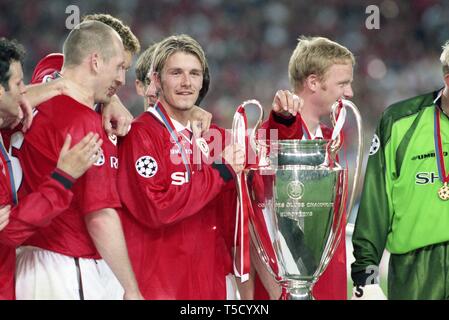 Barcelona, Spanien. 19 Apr, 2019. firo: 26.05.1999 Fußball Champions League 1998/1999: Finale Manchester United - FC Bayern München, München, München 2:1 Preisverleihung, David Beckham mit Cup | Verwendung der weltweiten Kredit: dpa/Alamy leben Nachrichten Stockfoto