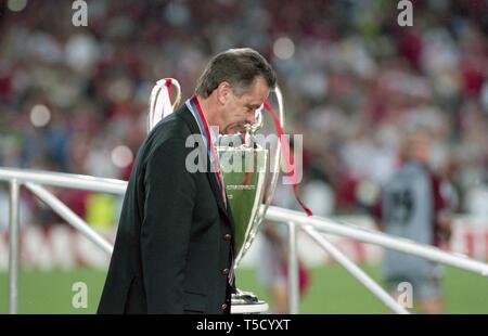 Barcelona, Spanien. 19 Apr, 2019. firo: 26.05.1999 Fußball Champions League 1998/1999: Finale Manchester United - FC Bayern München, München, München enttäuscht, Enttäuschung, bei der Siegerehrung von Links nach Rechts: Trainer Ottmar Hitzfeld, | Verwendung der weltweiten Kredit: dpa/Alamy leben Nachrichten Stockfoto