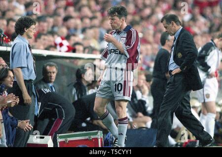 Barcelona, Spanien. 19 Apr, 2019. firo: 26.05.1999 Fußball Champions League 1998/1999: Finale Manchester United - FC Bayern München, München, München 2:1 Substitution Lothar Matthaus von Trainer Ottmar Hitzfeld in der 80. Minute nach links Michael Henke | Verwendung der weltweiten Kredit: dpa/Alamy leben Nachrichten Stockfoto