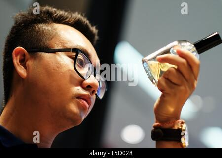 (190424) - Peking, April 24, 2019 (Xinhua) -- Chen Yu Blick ein Produkt, das an ein wesentliches Öl shop in Bangkok, Thailand, 26. Mai 2016. Nach seinem Studium an der Universität für Fremdsprachen und Außenhandel Guangdong in 2009, Chen Yu in einer Firma gearbeitet in Bangkok. Als Chen gelernt, dass die Forderungen der chinesischen Verbraucher für Rohstoffe aus Thailand zugenommen haben, wurde er von seinem Posten im Jahr 2014 zurückgetreten und zu Ningbo in der ostchinesischen Provinz Zhejiang zurück ein Unternehmen mit seinen Geschäftspartnern zu starten. Später Chen Kooperation mit einem bekannten ätherisches Öl Marke in Thailand gegründet und gewann als Gener Stockfoto