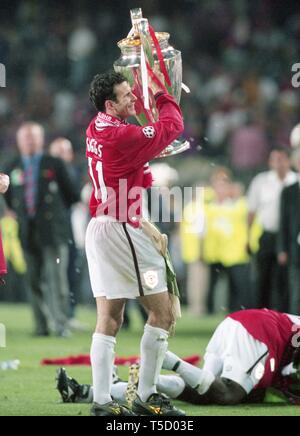 Barcelona, Spanien. 16 Apr, 2019. firo: 26.05.1999 Fußball Champions League 1998/1999: Finale Manchester United - FC Bayern München, München, München 2:1 Ryan Giggs, Jubel mit Pokal, Trophae | Verwendung der weltweiten Kredit: dpa/Alamy leben Nachrichten Stockfoto