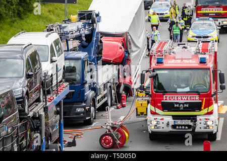 Castrop Castrop-Rauxel, Deutschland. 24 Apr, 2019. Die rote Kabine des Lkw zertrümmert wurde nach einem Auffahrunfall auf der Autobahn 2. Aufgrund der Kollision, der Transporter Fahrer war in der Kabine eingeklemmt und starb noch an der Unfallstelle. Credit: Marcel Kusch/dpa/Alamy leben Nachrichten Stockfoto