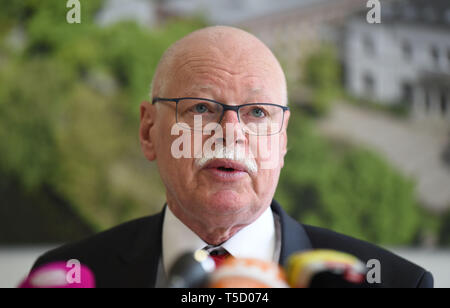 Bremen, Deutschland. 24 Apr, 2019. Ulrich Mäurer (SPD), Senator für Inneres in Bremen, präsentiert die Bremer Verfassungsschutzbericht 2018 bei einer Pressekonferenz. Quelle: Carmen Jaspersen/dpa/Alamy leben Nachrichten Stockfoto