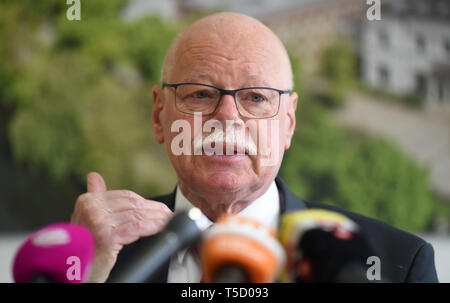 Bremen, Deutschland. 24 Apr, 2019. Ulrich Mäurer (SPD), Senator für Inneres in Bremen, präsentiert die Bremer Verfassungsschutzbericht 2018 bei einer Pressekonferenz. Quelle: Carmen Jaspersen/dpa/Alamy leben Nachrichten Stockfoto