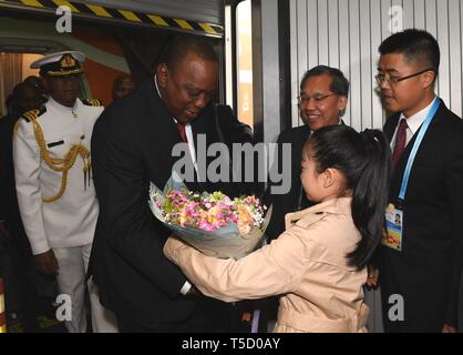 (190424) - Peking, April 24, 2019 (Xinhua) - der kenianische Präsident Uhuru Kenyatta kommt in Peking, der Hauptstadt von China, 24. April 2019, zur Teilnahme an der zweiten Riemen und Straße Forum für Internationale Zusammenarbeit (BRF). (Xinhua / Zhang Chenlin) Stockfoto