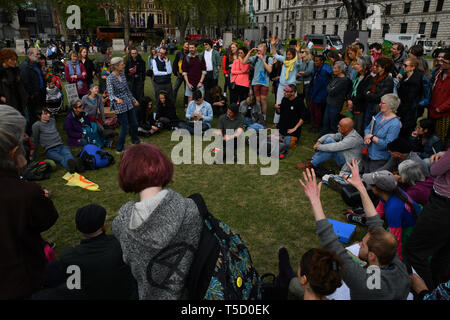 London, Großbritannien. 24. Apr 2019. Hunderte Demonstranten Klimawandel fortzusetzen und Straße Block am Tag 9 mit schweren Polizei - Aussterben Rebellion, am Parliament Square, am 24. April 2019, London, UK Bild Capital/Alamy leben Nachrichten Stockfoto