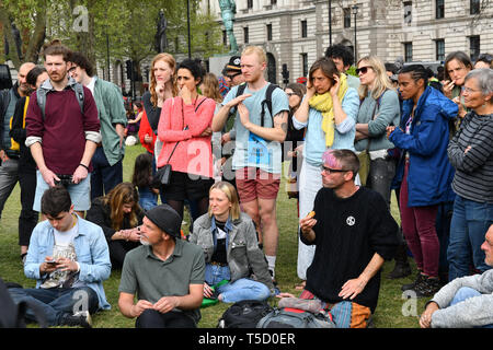 London, Großbritannien. 24. Apr 2019. Hunderte Demonstranten Klimawandel fortzusetzen und Straße Block am Tag 9 mit schweren Polizei - Aussterben Rebellion, am Parliament Square, am 24. April 2019, London, UK Bild Capital/Alamy leben Nachrichten Stockfoto