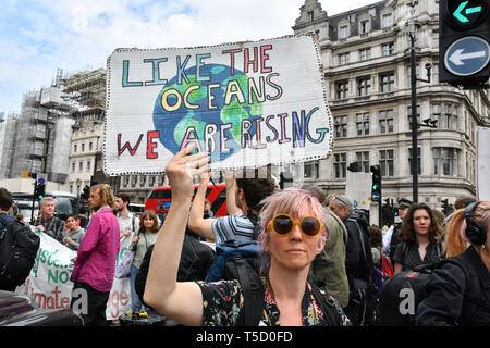 London, Großbritannien. 24. Apr 2019. Hunderte Demonstranten Klimawandel fortzusetzen und Straße Block am Tag 9 mit schweren Polizei - Aussterben Rebellion, am Parliament Square, am 24. April 2019, London, UK Bild Capital/Alamy leben Nachrichten Stockfoto