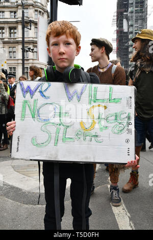 London, Großbritannien. 24. Apr 2019. Hunderte Demonstranten Klimawandel fortzusetzen und Straße Block am Tag 9 mit schweren Polizei - Aussterben Rebellion, am Parliament Square, am 24. April 2019, London, UK Bild Capital/Alamy leben Nachrichten Stockfoto