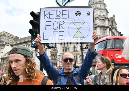 London, Großbritannien. 24. Apr 2019. Hunderte Demonstranten Klimawandel fortzusetzen und Straße Block am Tag 9 mit schweren Polizei - Aussterben Rebellion, am Parliament Square, am 24. April 2019, London, UK Bild Capital/Alamy leben Nachrichten Stockfoto