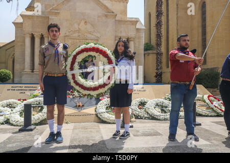 Beirut, Libanon. 24 Apr, 2019. Antranik Pfadfinder in Beirut Mark der 104. Jahrestag des Armenischen Völkermordes mit einem Service, der Erinnerung und der Kranzniederlegung am Denkmal der Märtyrer St. Stephano Kirche n der Erzdiözese Antellias nördlich von Beirut die 1,5 Millionen Armeniern 1915 zu gedenken, die systematisch unter dem Osmanischen Reich getötet. Die Türkei hat der Begriff Völkermord heftig abgelehnt und hat abgelehnt, die Ansprüche des armenischen Volkes Credit: Amer ghazzal/Alamy Leben Nachrichten zu erkennen Stockfoto