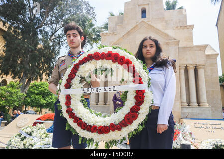 Beirut, Libanon. 24 Apr, 2019. Antranik Pfadfinder in Beirut Mark der 104. Jahrestag des Armenischen Völkermordes mit einem Service, der Erinnerung und der Kranzniederlegung am Denkmal der Märtyrer St. Stephano Kirche n der Erzdiözese Antellias nördlich von Beirut die 1,5 Millionen Armeniern 1915 zu gedenken, die systematisch unter dem Osmanischen Reich getötet. Die Türkei hat der Begriff Völkermord heftig abgelehnt und hat abgelehnt, die Ansprüche des armenischen Volkes Credit: Amer ghazzal/Alamy Leben Nachrichten zu erkennen Stockfoto