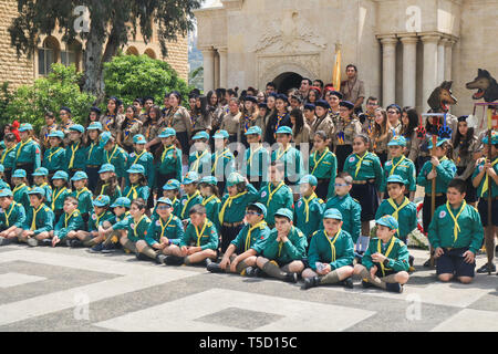 Beirut, Libanon. 24 Apr, 2019. Libanesischen Mädchen und Pfadfinder in Beirut Mark der 104. Jahrestag des Armenischen Völkermordes mit einem Service der Erinnerung am Denkmal der Märtyrer St. Stephano Kirche die im Jahr 1915 1,5 Millionen Armenier im Osmanischen Reich zu gedenken. Die Türkei sich standhaft weigerte sich, erkennt die Ansprüche und Streitigkeiten die Zahlen Credit: Amer ghazzal/Alamy leben Nachrichten Stockfoto