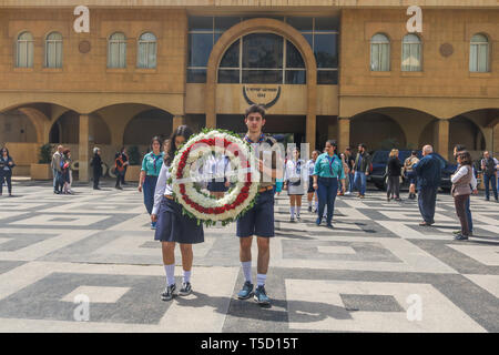 Beirut, Libanon. 24 Apr, 2019. Antranik Pfadfinder in Beirut Mark der 104. Jahrestag des Armenischen Völkermordes mit einem Service, der Erinnerung und der Kranzniederlegung am Denkmal der Märtyrer St. Stephano Kirche n der Erzdiözese Antellias nördlich von Beirut die 1,5 Millionen Armeniern 1915 zu gedenken, die systematisch unter dem Osmanischen Reich getötet. Die Türkei hat der Begriff Völkermord heftig abgelehnt und hat abgelehnt, die Ansprüche des armenischen Volkes Credit: Amer ghazzal/Alamy Leben Nachrichten zu erkennen Stockfoto