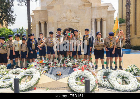 Beirut, Libanon. 24 Apr, 2019. Antranik Pfadfinder in Beirut Mark der 104. Jahrestag des Armenischen Völkermordes mit einem Service, der Erinnerung und der Kranzniederlegung am Denkmal der Märtyrer St. Stephano Kirche n der Erzdiözese Antellias nördlich von Beirut die 1,5 Millionen Armeniern 1915 zu gedenken, die systematisch unter dem Osmanischen Reich getötet. Die Türkei hat der Begriff Völkermord heftig abgelehnt und hat abgelehnt, die Ansprüche des armenischen Volkes Credit: Amer ghazzal/Alamy Leben Nachrichten zu erkennen Stockfoto