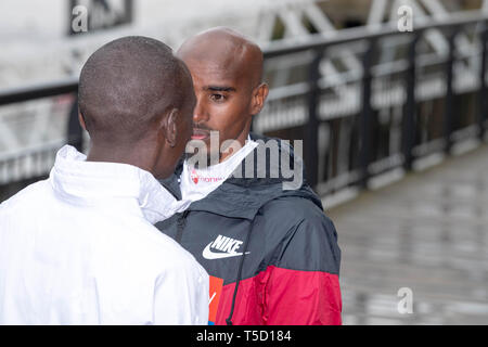 London, Großbritannien. 24. Apr 2019. Virgin Money London Marathon Photocall Eliud Kipchoge aus Kenia ist der verteidigende London Marathon Meister, und ein ehemaliger 5.000 m Weltmeister und Sir Mo Farah Chicago Marathon Meister 2018, mehrfache Olympiasieger und World Track Champion, (rechts) Quelle: Ian Davidson/Alamy leben Nachrichten Stockfoto