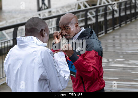 London, Großbritannien. 24. Apr 2019. Virgin Money London Marathon Photocall Eliud Kipchoge aus Kenia ist der verteidigende London Marathon Meister, und ein ehemaliger 5.000 m Weltmeister und Sir Mo Farah Chicago Marathon Meister 2018, mehrfache Olympiasieger und World Track Champion, Kredit: Ian Davidson/Alamy leben Nachrichten Stockfoto