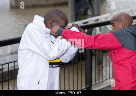 London, Großbritannien. 24. Apr 2019. Virgin Money London Marathon Photocall Eliud Kipchoge aus Kenia ist der verteidigende London Marathon Meister, und ein ehemaliger 5.000 m Weltmeister (links) und Sir Mo Farah Chicago Marathon Meister 2018, mehrfache Olympiasieger und World Track Champion, Kredit: Ian Davidson/Alamy leben Nachrichten Stockfoto