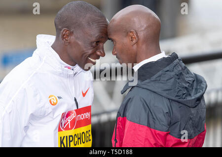 London, Großbritannien. 24. Apr 2019. Virgin Money London Marathon Photocall Eliud Kipchoge aus Kenia ist der verteidigende London Marathon Meister, und ein ehemaliger 5.000 m Weltmeister (links) und Sir Mo Farah Chicago Marathon Meister 2018, mehrfache Olympiasieger und World Track Champion, Kredit: Ian Davidson/Alamy leben Nachrichten Stockfoto