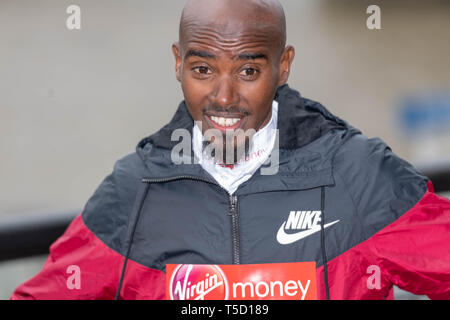 London, Großbritannien. 24. Apr 2019. Virgin Money London Marathon Photocall Sir Mo Farah 2018 Chicago Marathon Meister, mehrfacher Olympiasieger und World Track Champion, Kredit: Ian Davidson/Alamy leben Nachrichten Stockfoto