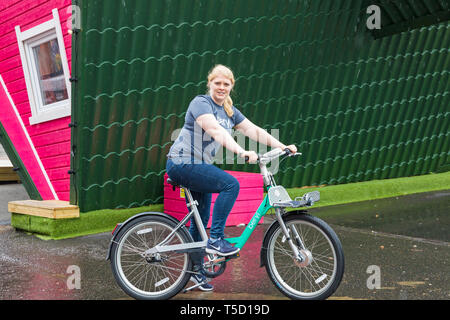 Bournemouth Bibliothek, Bournemouth, Dorset, Großbritannien. 24 Apr, 2019. Die Bewohner erhalten die Gelegenheit, einen ersten Einblick in die Beryl Bikes zu erhalten, Türkis Team kennen und erfahren Sie mehr, mit dem Ziel, mehr Menschen mit Fahrrädern und weniger Autos auf den Straßen zu erhalten. Betreiber Beryl plan Beryls erste Bike teilen in Bournemouth und Poole im nächsten Monat mit 50 Bikes zunächst starten, steigend bis 1000. Fahrer werden sichere und die Fahrräder in lassen' Berylle Buchten "parkzonen, Zugang über eine App - die Bikes wiegen ca. 5 kg mit in den Lichtern gebaut und mit GPS-Ortung ausgestattet. Credit: Carolyn Jenkins/Alamy leben Nachrichten Stockfoto