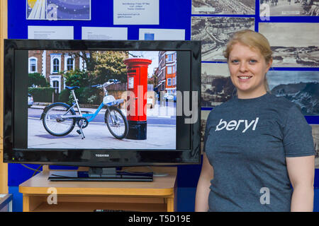 Bournemouth Bibliothek, Bournemouth, Dorset, Großbritannien. 24 Apr, 2019. Die Bewohner erhalten die Gelegenheit, einen ersten Einblick in die Beryl Bikes zu erhalten, Türkis Team kennen und erfahren Sie mehr, mit dem Ziel, mehr Menschen mit Fahrrädern und weniger Autos auf den Straßen zu erhalten. Betreiber Beryl plan Beryls erste Bike teilen in Bournemouth und Poole im nächsten Monat mit 50 Bikes zunächst starten, steigend bis 1000. Fahrer werden sichere und die Fahrräder in lassen' Berylle Buchten "parkzonen, Zugang über eine App - die Bikes wiegen ca. 5 kg mit in den Lichtern gebaut und mit GPS-Ortung ausgestattet. Credit: Carolyn Jenkins/Alamy leben Nachrichten Stockfoto