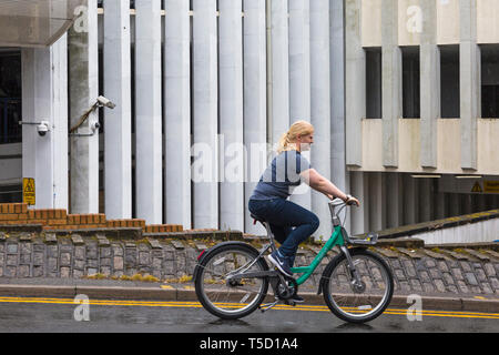 Bournemouth Bibliothek, Bournemouth, Dorset, Großbritannien. 24 Apr, 2019. Die Bewohner erhalten die Gelegenheit, einen ersten Einblick in die Beryl Bikes zu erhalten, Türkis Team kennen und erfahren Sie mehr, mit dem Ziel, mehr Menschen mit Fahrrädern und weniger Autos auf den Straßen zu erhalten. Betreiber Beryl plan Beryls erste Bike teilen in Bournemouth und Poole im nächsten Monat mit 50 Bikes zunächst starten, steigend bis 1000. Fahrer werden sichere und die Fahrräder in lassen' Berylle Buchten "parkzonen, Zugang über eine App - die Bikes wiegen ca. 5 kg mit in den Lichtern gebaut und mit GPS-Ortung ausgestattet. Credit: Carolyn Jenkins/Alamy leben Nachrichten Stockfoto