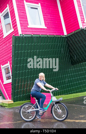 Bournemouth Bibliothek, Bournemouth, Dorset, Großbritannien. 24 Apr, 2019. Die Bewohner erhalten die Gelegenheit, einen ersten Einblick in die Beryl Bikes zu erhalten, Türkis Team kennen und erfahren Sie mehr, mit dem Ziel, mehr Menschen mit Fahrrädern und weniger Autos auf den Straßen zu erhalten. Betreiber Beryl plan Beryls erste Bike teilen in Bournemouth und Poole im nächsten Monat mit 50 Bikes zunächst starten, steigend bis 1000. Fahrer werden sichere und die Fahrräder in lassen' Berylle Buchten "parkzonen, Zugang über eine App - die Bikes wiegen ca. 5 kg mit in den Lichtern gebaut und mit GPS-Ortung ausgestattet. Credit: Carolyn Jenkins/Alamy leben Nachrichten Stockfoto