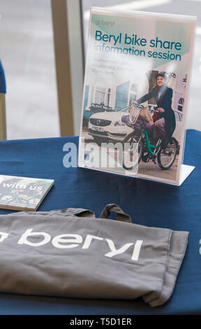 Bournemouth Bibliothek, Bournemouth, Dorset, Großbritannien. 24 Apr, 2019. Die Bewohner erhalten die Gelegenheit, einen ersten Einblick in die Beryl Bikes zu erhalten, Türkis Team kennen und erfahren Sie mehr, mit dem Ziel, mehr Menschen mit Fahrrädern und weniger Autos auf den Straßen zu erhalten. Betreiber Beryl plan Beryls erste Bike teilen in Bournemouth und Poole im nächsten Monat mit 50 Bikes zunächst starten, steigend bis 1000. Fahrer werden sichere und die Fahrräder in lassen' Berylle Buchten "parkzonen, Zugang über eine App - die Bikes wiegen ca. 5 kg mit in den Lichtern gebaut und mit GPS-Ortung ausgestattet. Credit: Carolyn Jenkins/Alamy leben Nachrichten Stockfoto