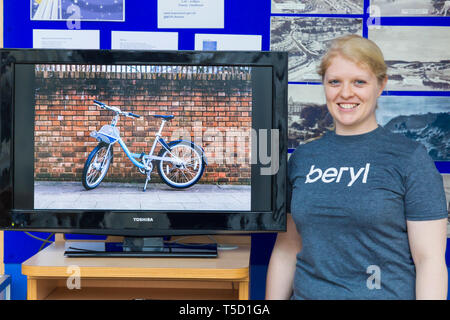 Bournemouth Bibliothek, Bournemouth, Dorset, Großbritannien. 24 Apr, 2019. Die Bewohner erhalten die Gelegenheit, einen ersten Einblick in die Beryl Bikes zu erhalten, Türkis Team kennen und erfahren Sie mehr, mit dem Ziel, mehr Menschen mit Fahrrädern und weniger Autos auf den Straßen zu erhalten. Betreiber Beryl plan Beryls erste Bike teilen in Bournemouth und Poole im nächsten Monat mit 50 Bikes zunächst starten, steigend bis 1000. Fahrer werden sichere und die Fahrräder in lassen' Berylle Buchten "parkzonen, Zugang über eine App - die Bikes wiegen ca. 5 kg mit in den Lichtern gebaut und mit GPS-Ortung ausgestattet. Credit: Carolyn Jenkins/Alamy leben Nachrichten Stockfoto