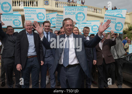 Clacton on Sea, Essex, Großbritannien. 24. April 2019. Clacton-on-Sea Essex Nigel Farage Führer der Brexit Partei hält eine Kundgebung an der Pier Eingang in das, was als 'Most euroskeptischen Stadt im Land" beschrieben wurde: MARTIN DALTON/Alamy leben Nachrichten Stockfoto