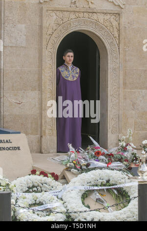 Beirut, Libanon. 24 Apr, 2019. Libanesische Armenier in Beirut Mark der 104. Jahrestag des Armenischen Völkermordes mit einem Service der Erinnerung am Denkmal der Märtyrer St. Stephano Kirche die im Jahr 1915 1,5 Millionen Armenier im Osmanischen Reich zu gedenken. Die Türkei sich standhaft weigerte sich, erkennt die Ansprüche und Streitigkeiten die Zahlen Credit: Amer ghazzal/Alamy leben Nachrichten Stockfoto