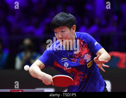 Budapest. 24 Apr, 2019. Sun Yingsha von China konkurriert während singles Runde der Frauen von 32 Match zwischen Sun Yingsha von China und Ito Mima Japans in 2019 ITTF World Tischtennis-WM in Budapest, Ungarn am 24. April 2019. Credit: Lu Yang/Xinhua/Alamy leben Nachrichten Stockfoto