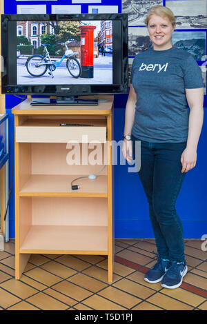 Bournemouth Bibliothek, Bournemouth, Dorset, Großbritannien. 24 Apr, 2019. Die Bewohner erhalten die Gelegenheit, einen ersten Einblick in die Beryl Bikes zu erhalten, Türkis Team kennen und erfahren Sie mehr, mit dem Ziel, mehr Menschen mit Fahrrädern und weniger Autos auf den Straßen zu erhalten. Betreiber Beryl plan Beryls erste Bike teilen in Bournemouth und Poole im nächsten Monat mit 50 Bikes zunächst starten, steigend bis 1000. Fahrer werden sichere und die Fahrräder in lassen' Berylle Buchten "parkzonen, Zugang über eine App - die Bikes wiegen ca. 5 kg mit in den Lichtern gebaut und mit GPS-Ortung ausgestattet. Credit: Carolyn Jenkins/Alamy leben Nachrichten Stockfoto