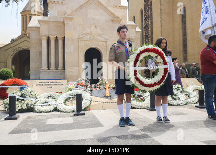 Beirut, Libanon. 24 Apr, 2019. Antranik Pfadfinder in Beirut Mark der 104. Jahrestag des Armenischen Völkermordes mit einem Service, der Erinnerung und der Kranzniederlegung am Denkmal der Märtyrer St. Stephano Kirche n der Erzdiözese Antellias nördlich von Beirut die 1,5 Millionen Armeniern 1915 zu gedenken, die systematisch unter dem Osmanischen Reich getötet. Die Türkei hat der Begriff Völkermord heftig abgelehnt und hat abgelehnt, die Ansprüche des armenischen Volkes Credit: Amer ghazzal/Alamy Leben Nachrichten zu erkennen Stockfoto