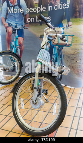 Bournemouth Bibliothek, Bournemouth, Dorset, Großbritannien. 24 Apr, 2019. Die Bewohner erhalten die Gelegenheit, einen ersten Einblick in die Beryl Bikes zu erhalten, Türkis Team kennen und erfahren Sie mehr, mit dem Ziel, mehr Menschen mit Fahrrädern und weniger Autos auf den Straßen zu erhalten. Betreiber Beryl plan Beryls erste Bike teilen in Bournemouth und Poole im nächsten Monat mit 50 Bikes zunächst starten, steigend bis 1000. Fahrer werden sichere und die Fahrräder in lassen' Berylle Buchten "parkzonen, Zugang über eine App - die Bikes wiegen ca. 5 kg mit in den Lichtern gebaut und mit GPS-Ortung ausgestattet. Credit: Carolyn Jenkins/Alamy leben Nachrichten Stockfoto