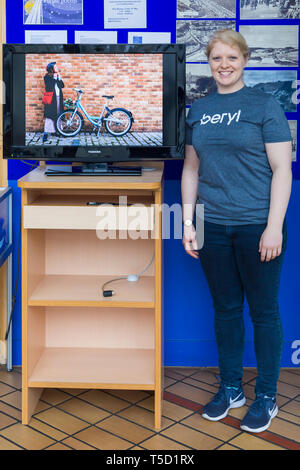 Bournemouth Bibliothek, Bournemouth, Dorset, Großbritannien. 24 Apr, 2019. Die Bewohner erhalten die Gelegenheit, einen ersten Einblick in die Beryl Bikes zu erhalten, Türkis Team kennen und erfahren Sie mehr, mit dem Ziel, mehr Menschen mit Fahrrädern und weniger Autos auf den Straßen zu erhalten. Betreiber Beryl plan Beryls erste Bike teilen in Bournemouth und Poole im nächsten Monat mit 50 Bikes zunächst starten, steigend bis 1000. Fahrer werden sichere und die Fahrräder in lassen' Berylle Buchten "parkzonen, Zugang über eine App - die Bikes wiegen ca. 5 kg mit in den Lichtern gebaut und mit GPS-Ortung ausgestattet. Credit: Carolyn Jenkins/Alamy leben Nachrichten Stockfoto