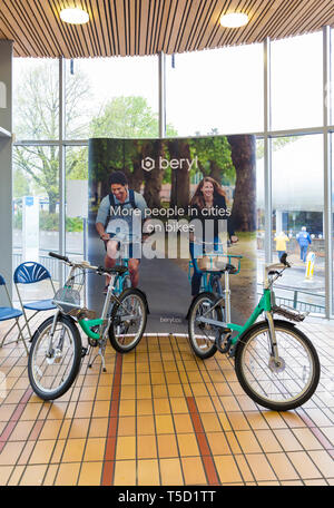 Bournemouth Bibliothek, Bournemouth, Dorset, Großbritannien. 24 Apr, 2019. Die Bewohner erhalten die Gelegenheit, einen ersten Einblick in die Beryl Bikes zu erhalten, Türkis Team kennen und erfahren Sie mehr, mit dem Ziel, mehr Menschen mit Fahrrädern und weniger Autos auf den Straßen zu erhalten. Betreiber Beryl plan Beryls erste Bike teilen in Bournemouth und Poole im nächsten Monat mit 50 Bikes zunächst starten, steigend bis 1000. Fahrer werden sichere und die Fahrräder in lassen' Berylle Buchten "parkzonen, Zugang über eine App - die Bikes wiegen ca. 5 kg mit in den Lichtern gebaut und mit GPS-Ortung ausgestattet. Credit: Carolyn Jenkins/Alamy leben Nachrichten Stockfoto