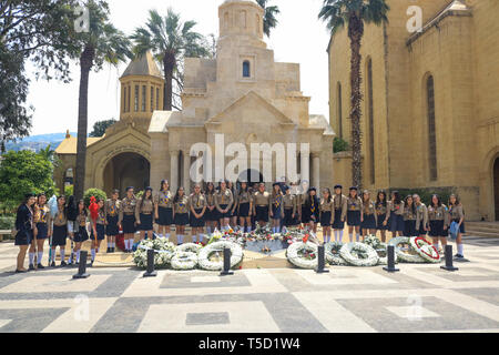 Beirut, Libanon. 24 Apr, 2019. Libanesische Pfadfinderinnen in Beirut Mark der 104. Jahrestag des Armenischen Völkermordes mit einem Service der Erinnerung am Denkmal der Märtyrer St. Stephano Kirche die im Jahr 1915 1,5 Millionen Armenier im Osmanischen Reich zu gedenken. Die Türkei sich standhaft weigerte sich, erkennt die Ansprüche und Streitigkeiten die Zahlen Credit: Amer ghazzal/Alamy leben Nachrichten Stockfoto