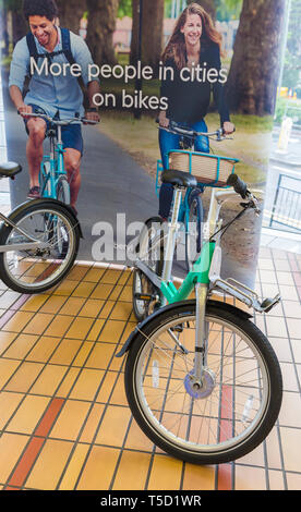 Bournemouth Bibliothek, Bournemouth, Dorset, Großbritannien. 24 Apr, 2019. Die Bewohner erhalten die Gelegenheit, einen ersten Einblick in die Beryl Bikes zu erhalten, Türkis Team kennen und erfahren Sie mehr, mit dem Ziel, mehr Menschen mit Fahrrädern und weniger Autos auf den Straßen zu erhalten. Betreiber Beryl plan Beryls erste Bike teilen in Bournemouth und Poole im nächsten Monat mit 50 Bikes zunächst starten, steigend bis 1000. Fahrer werden sichere und die Fahrräder in lassen' Berylle Buchten "parkzonen, Zugang über eine App - die Bikes wiegen ca. 5 kg mit in den Lichtern gebaut und mit GPS-Ortung ausgestattet. Credit: Carolyn Jenkins/Alamy leben Nachrichten Stockfoto