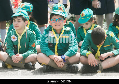 Beirut, Libanon. 24 Apr, 2019. Pfadfinder von der Armenischen Youth Association in Beirut Mark der 104. Jahrestag des Armenischen Völkermordes mit einem Service der Erinnerung am Denkmal der Märtyrer St. Stephano Kirche in der Erzdiözese Antelias nördlich von Beirut im Jahre 1915 1,5 Millionen Armenier im Osmanischen Reich zu gedenken. Die Türkei sich standhaft weigerte sich, die Ansprüche zu erkennen und Streitigkeiten die Zahlen Credit: Amer ghazzal/Alamy leben Nachrichten Stockfoto