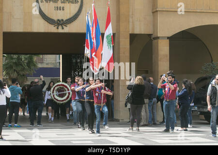 Beirut, Libanon. 24 Apr, 2019. Libanesische Armenier in Beirut Mark der 104. Jahrestag des Armenischen Völkermordes mit einem Service der Erinnerung am Denkmal der Märtyrer St. Stephano Kirche die im Jahr 1915 1,5 Millionen Armenier im Osmanischen Reich zu gedenken. Die Türkei sich standhaft weigerte sich, erkennt die Ansprüche und Streitigkeiten die Zahlen Credit: Amer ghazzal/Alamy leben Nachrichten Stockfoto