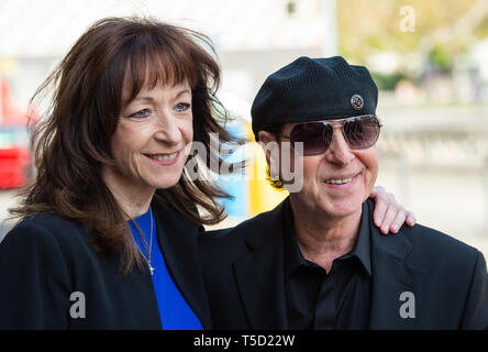 Hannover, Deutschland. 24 Apr, 2019. Klaus Meine, Sänger der Band Scorpions, und seine Frau Gabi kommen zu einem Empfang der Stadt Hannover für den 75. Geburtstag von Altkanzler Schröder im Neuen Rathaus. Credit: Christophe Kirschtorte/dpa/Alamy leben Nachrichten Stockfoto