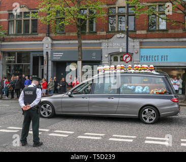 Belfast, Nordirland, Großbritannien. 24. April 2019. Die Beerdigung von Lyra McKee fand im St. Anne's Cathedral in Belfast statt. Der 29-jährige Journalist wurde im Creggan Immobilien in Londonderry auf Donnerstag Nacht unter Beachtung Ausschreitungen ermordet. Ein dissident republikanisches Gunman eröffneten das Feuer in Richtung Polizei und Ms McKee wurde tödlich verwundet. Credit: CAZIMB/Alamy Leben Nachrichten. Stockfoto