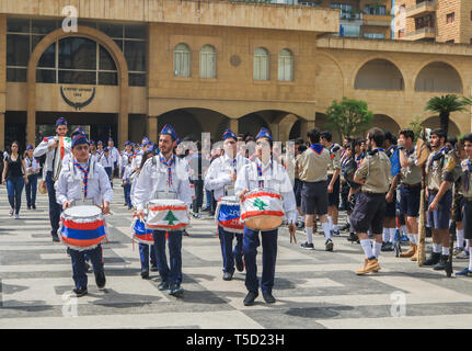 Beirut, Libanon. 24 Apr, 2019. Antranik Pfadfinder in Beirut Mark der 104. Jahrestag des Armenischen Völkermordes mit einem Service, der Erinnerung und der Kranzniederlegung am Denkmal der Märtyrer St. Stephano Kirche n der Erzdiözese Antellias nördlich von Beirut die 1,5 Millionen Armeniern 1915 zu gedenken, die systematisch unter dem Osmanischen Reich getötet. Die Türkei hat der Begriff Völkermord heftig abgelehnt und hat abgelehnt, die Ansprüche des armenischen Volkes Credit: Amer ghazzal/Alamy Leben Nachrichten zu erkennen Stockfoto