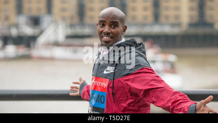 London, Großbritannien. 24. April 2019. Elite Männer Marathon Athleten nehmen an einem Fotoshooting im Tower Hotel vor der London Marathon am Sonntag, den 28. April. Bild: Sir Mo Farah (GBR). Credit: Malcolm Park/Alamy Leben Nachrichten. Stockfoto