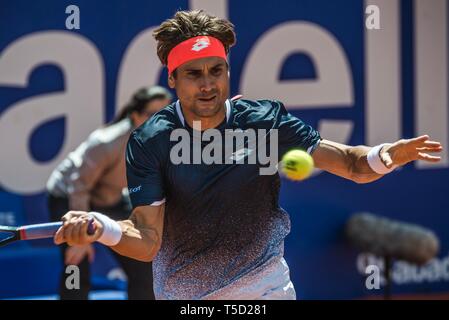 Barcelona, Spanien. 24 Apr, 2019. Barcelona,. 24. April 2019: DAVID FERRER (ESP) gibt den Ball zu Lucas Pouille (FRA) am Tag 3 der 'Barcelona Open Banc Sabadell' 2019. Ferrer gewinnt 6:3, 6:1 Credit: Matthias Oesterle/Alamy leben Nachrichten Stockfoto